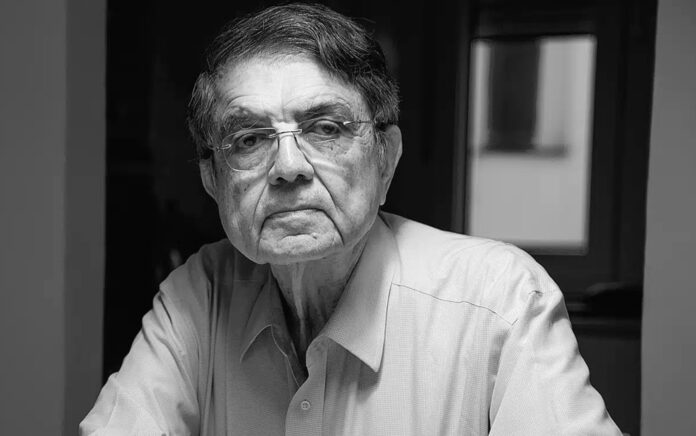Retrato en blanco y negro de un hombre con lentes