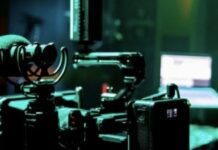 Cuando el criminal toma la palabra: los límites éticos del true crime Cámara de video en un estudio oscuro para una producción de true crime