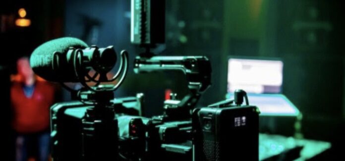 Cámara de video en un estudio oscuro para una producción de true crime