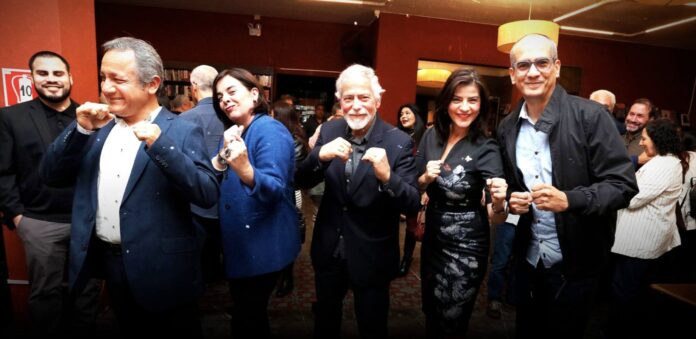 Gustavo Gorriti y periodistas de Epicentro TV posan con los puños levantados
