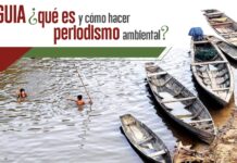 Cómo hacer periodismo ambiental: guía para investigar ciencia, territorio y conflictos Portada de la guía para hacer periodismo ambiental con botes y personas en un río