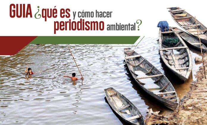 Portada de la guía para hacer periodismo ambiental con botes y personas en un río
