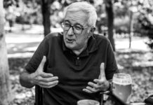 Alfonso Armada: el periodismo se aprende en la calle, escuchando y reportando El periodista Alfonso Armada conversa durante una entrevista al aire libre