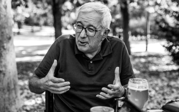 El periodista Alfonso Armada conversa durante una entrevista al aire libre