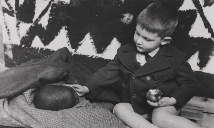Visitantes observan a participantes congoleños en la instalación colonial de la Expo 58 en Bruselas