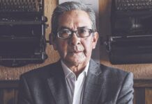 José Luis Martínez: el periodismo no debe ser caja de resonancia del poder Retrato del periodista cultural José Luis Martínez S. entre dos máquinas de escribir