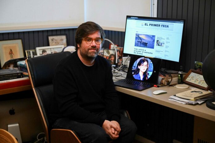 Santiago Siri frente a una computadora que muestra el medio automatizado El Primer Feca