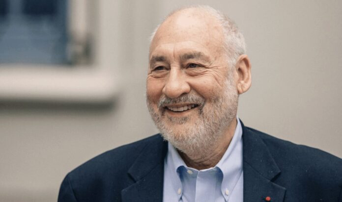 Retrato de un hombre sonriente con barba gris, difundido junto a la entrevista de Joseph Stiglitz