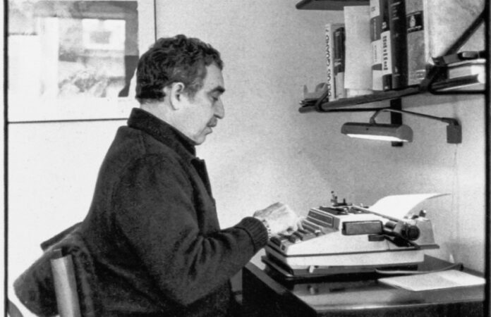 Gabriel García Márquez sentado ante una máquina de escribir