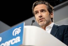 Comunicación política en redes: cuando provocar sustituye a explicar Hombre hablando ante un atril con el logotipo del PP durante una rueda de prensa
