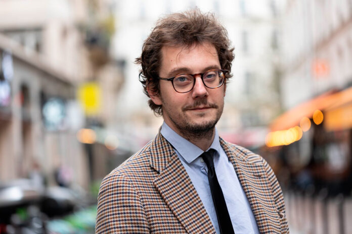 Retrato de Thibaut Bruttin en una calle